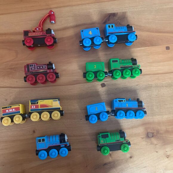 Set of 8 wooden Thomas the Tank Engine trains - Picture 2 of 9